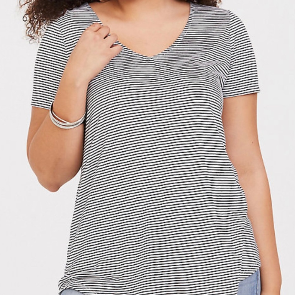 TORRID BLACK & WHITE STRIPE V-NECK TEE 6X